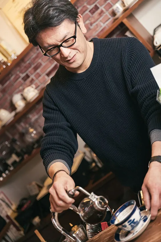 コーヒーを淹れる店長